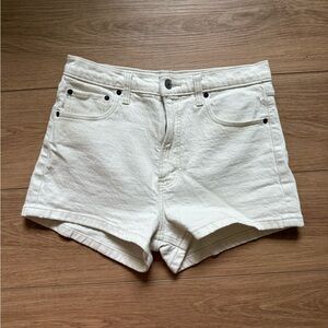 Abercrombie & Fitch Off White Denim The Mom Shorts High Rise Size 28 Inseam 2.5”